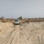 अवैध खनन पर जिला प्रशासन का शिकंजा, 9 वाहन और 700 घनमीटर रेत जप्त