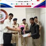 लुटेरे को पकड़वाने वाले बहादुर युवक आकाश शुक्ला का सम्मान