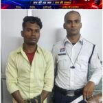ट्रैफिक पुलिस की नजर से नहीं बच पाया संदिग्ध! चाकू और धारदार कड़े के साथ युवक गिरफ्तार
